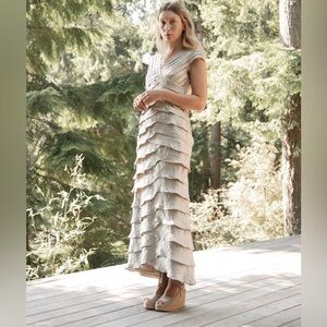 Adrianna Papell occasions ruffle V-neck metallic light gold evening dress size 6